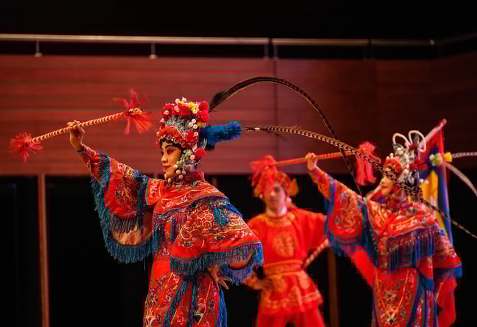 Çay sanatında akrobasi: Uzun ağızlı çaydanlık