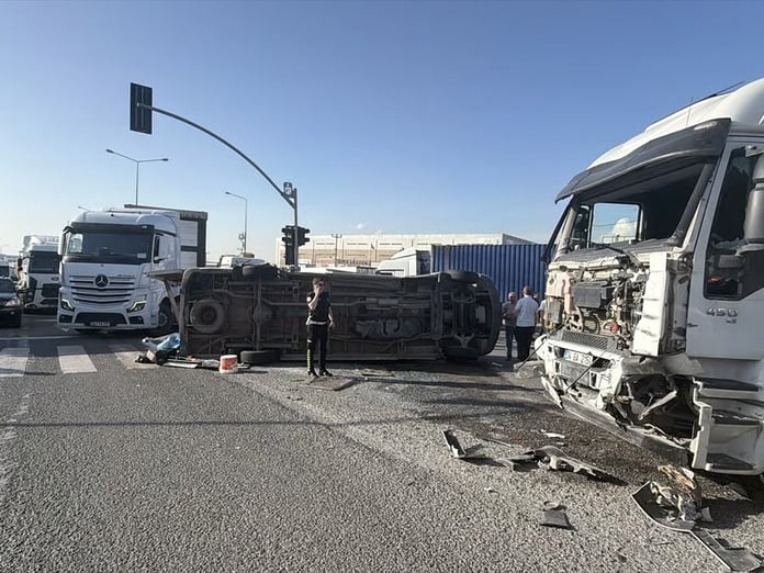 Kocaeli'de işçi servisi tırla çarpıştı: 1 ölü, 7 yaralı