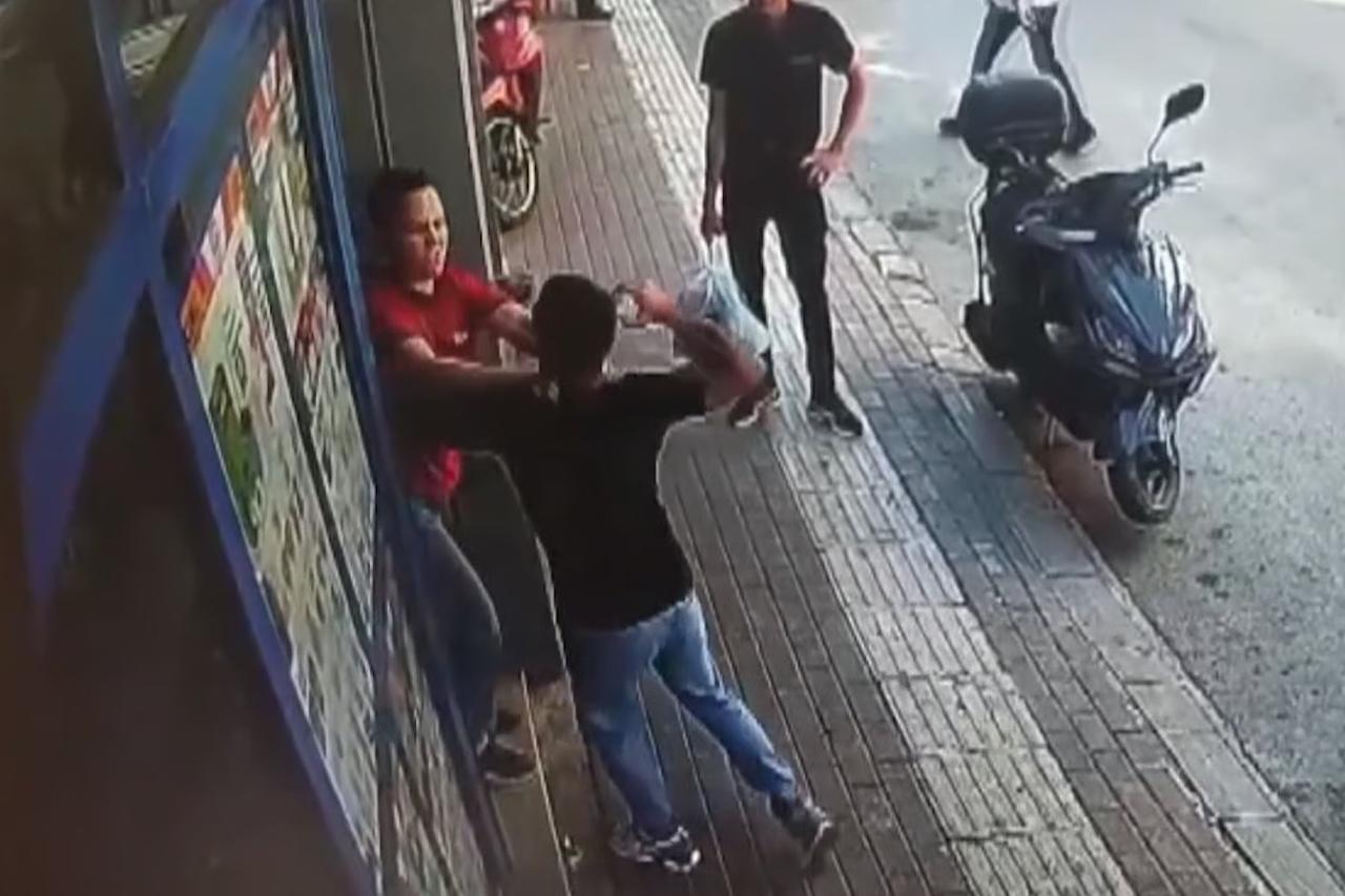 Sıra beklediği için sinirlenen bir şahıs tartıştığı kadın kasiyere yumruk attı