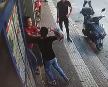 Sıra beklediği için sinirlenen bir şahıs tartıştığı kadın kasiyere yumruk attı