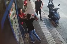 Sıra beklediği için sinirlenen bir şahıs tartıştığı kadın kasiyere yumruk attı