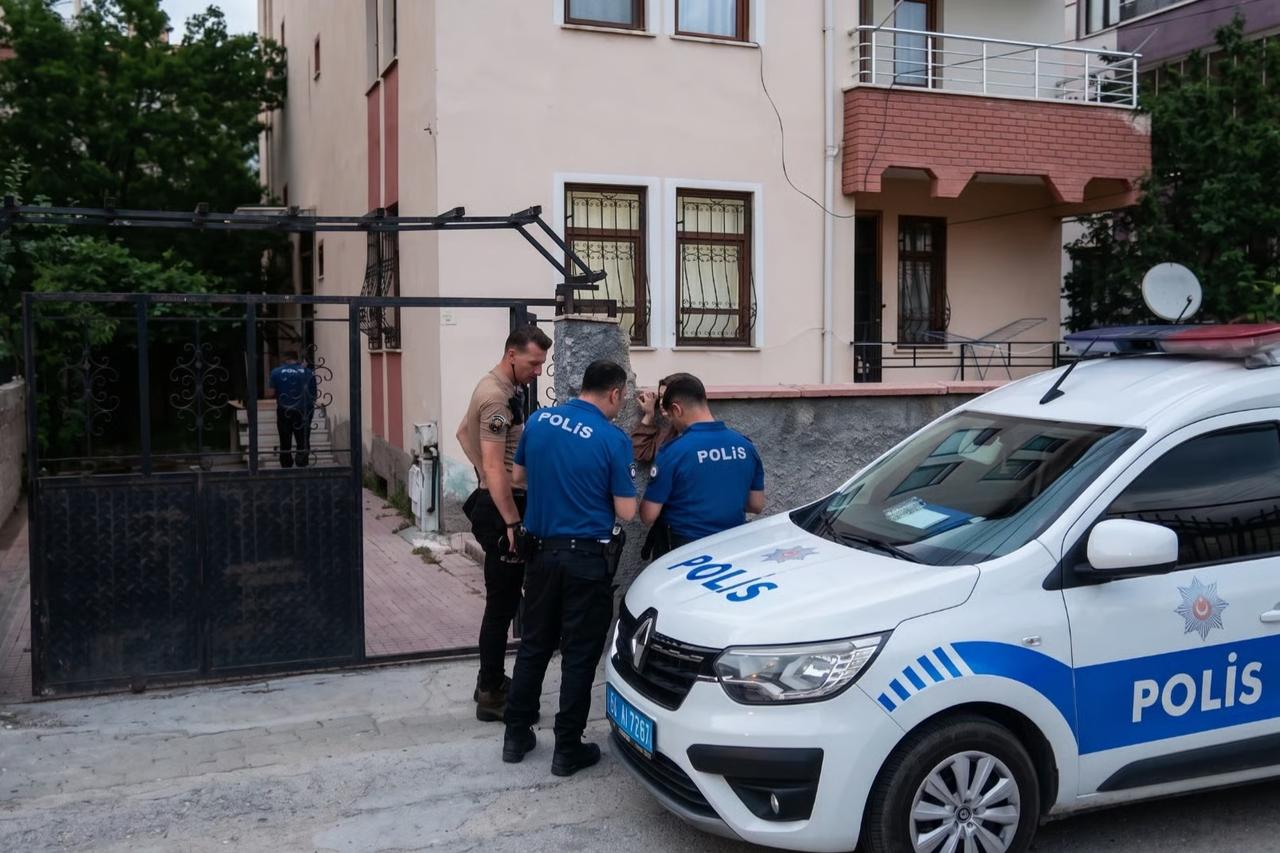 Uzaklaştırma kararı da durduramadı: Çocuklarının gözü önünde boynundan bıçakladı!