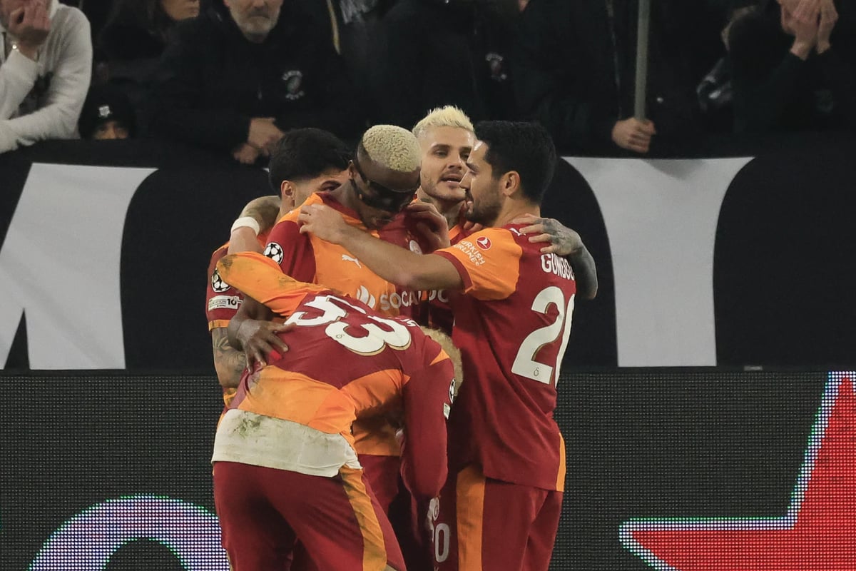 Galatasaraylı futbolcular gol sevinci yaşıyor