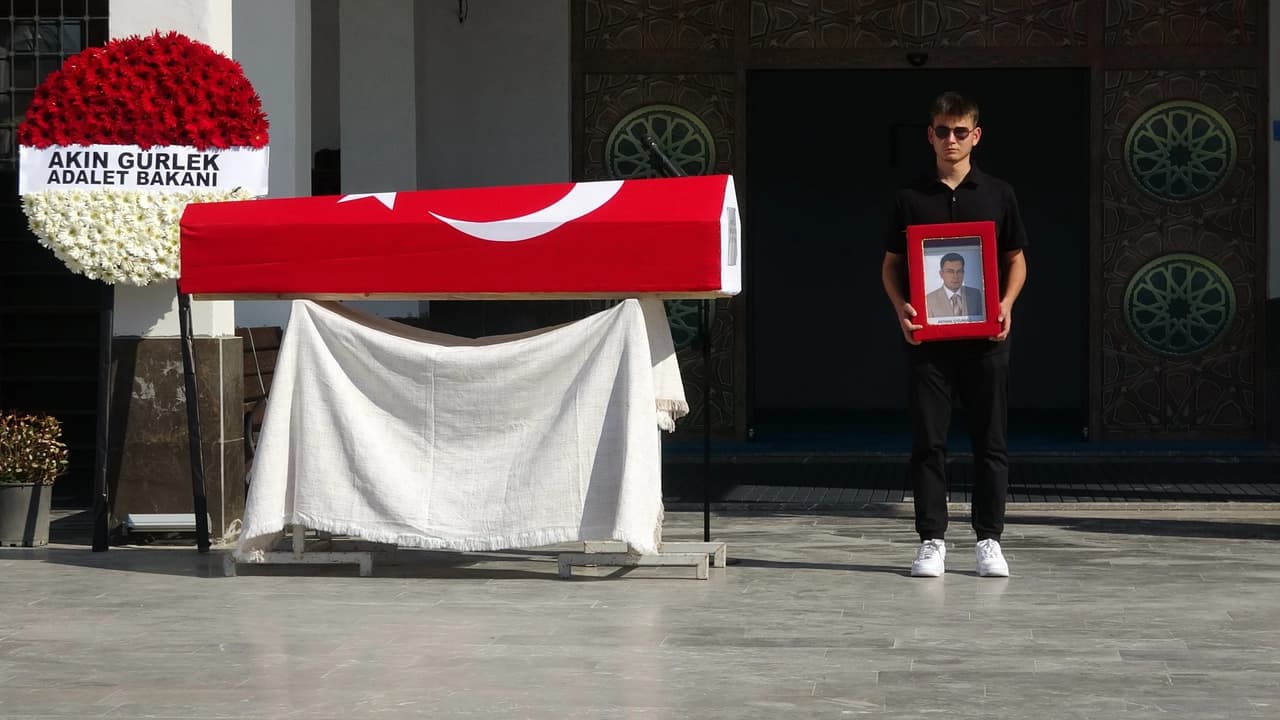 Gebze Adliyesinde duruşma esnasında kalp krizi geçiren savcı son yolculuğuna uğurlandı
