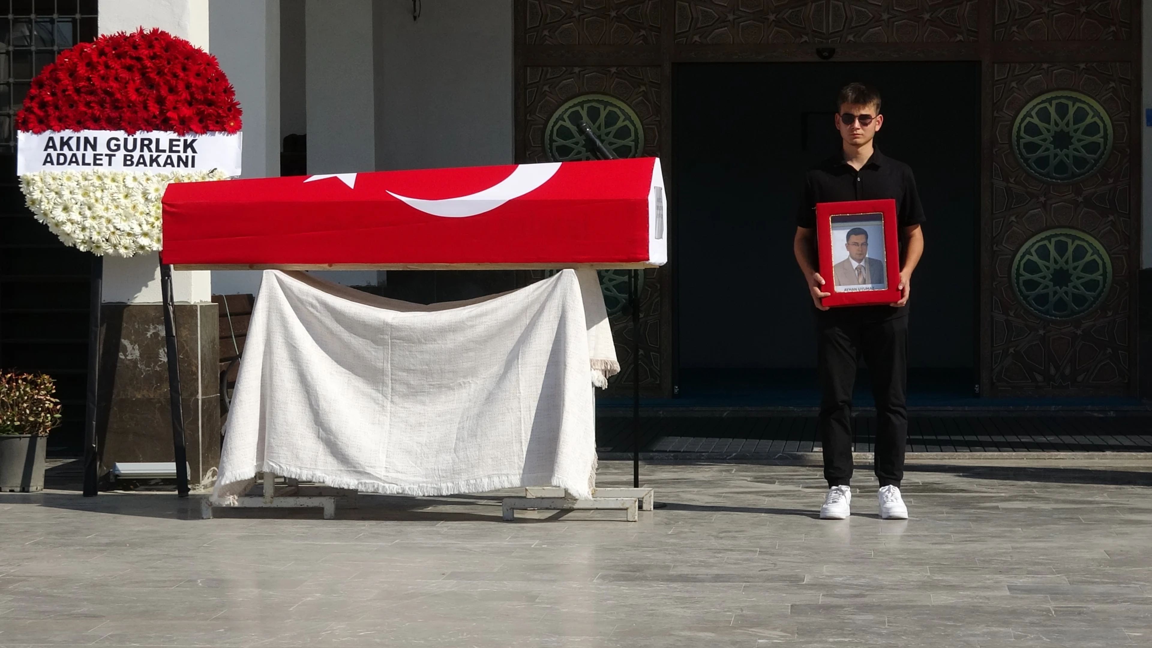 Gebze Adliyesinde duruşma esnasında kalp krizi geçiren savcı son yolculuğuna uğurlandı - 1. fotoğraf