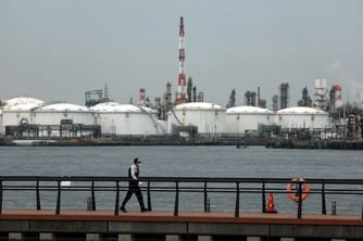 Japonya stratejik petrol rezervlerini devreye soktu