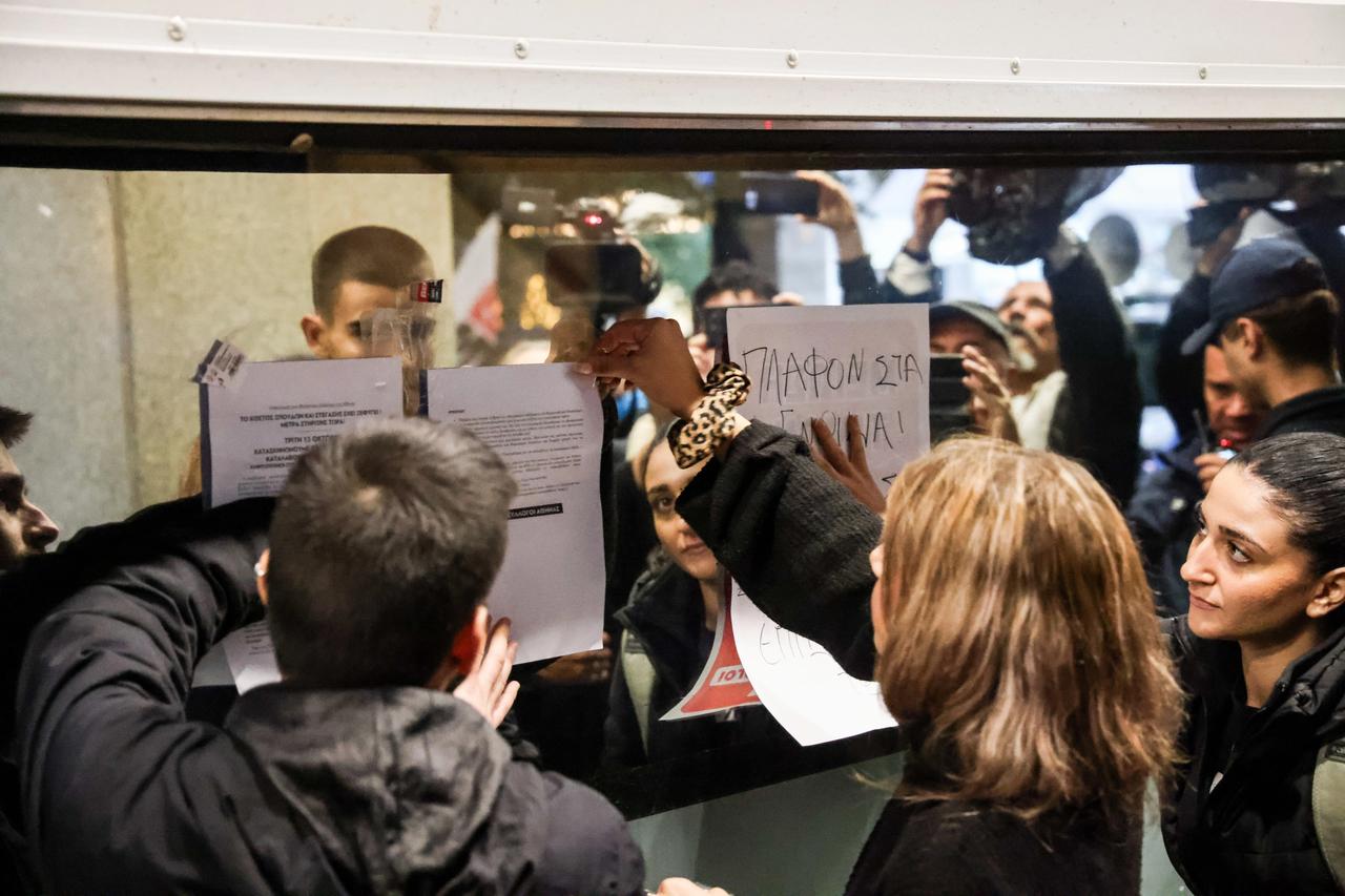 Yunanistan’da öğrenciler eğitime ayrılan ödenek yetersizliğini protesto için sokağa indi