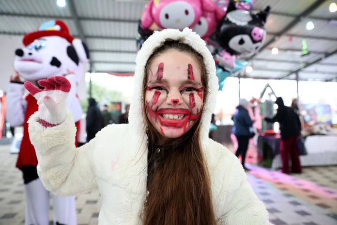 Beyaz pelerinler ve maskeli yüzler