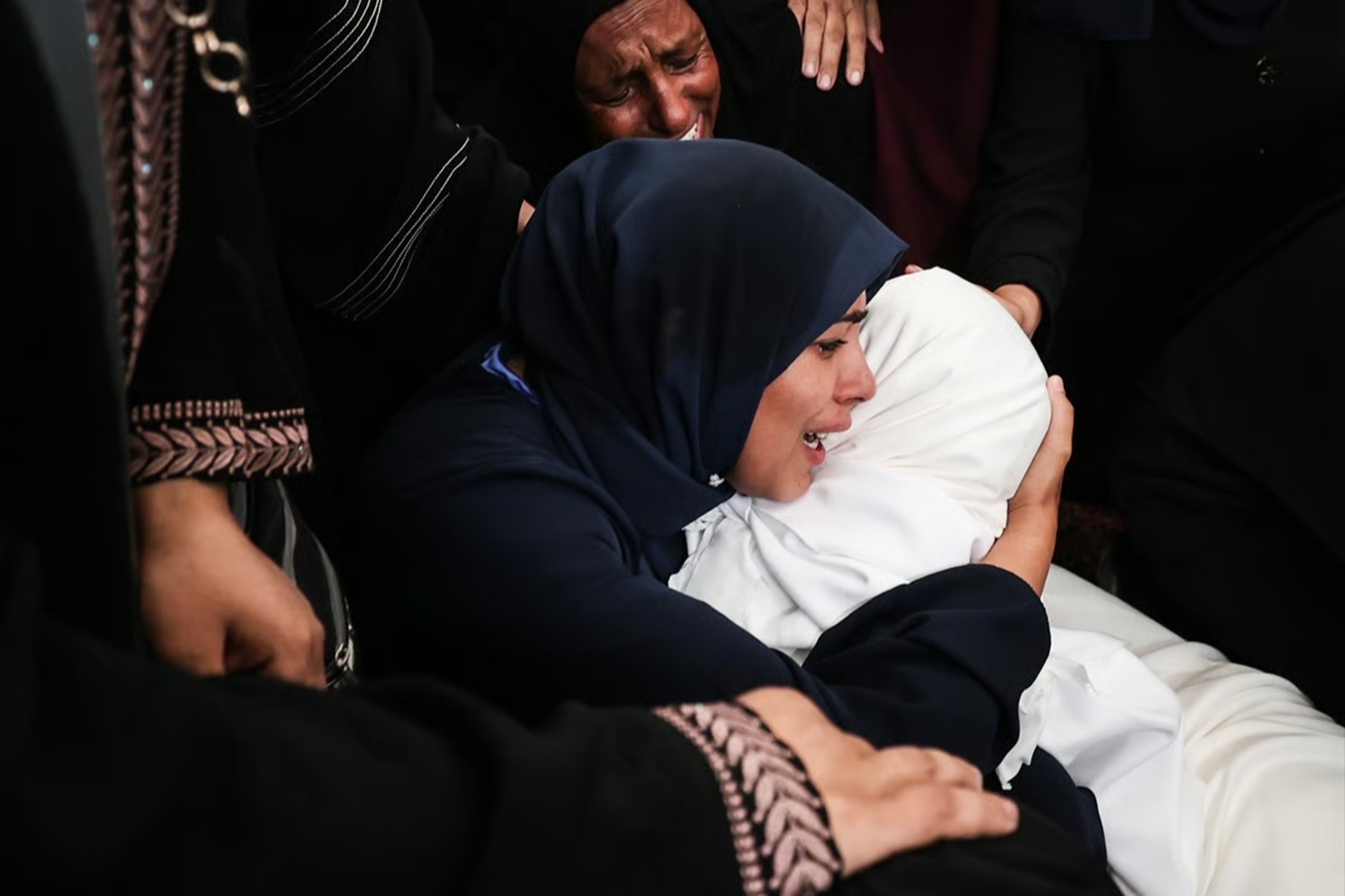 İsrail zorla yerinden ettiği sivilleri hedef aldı