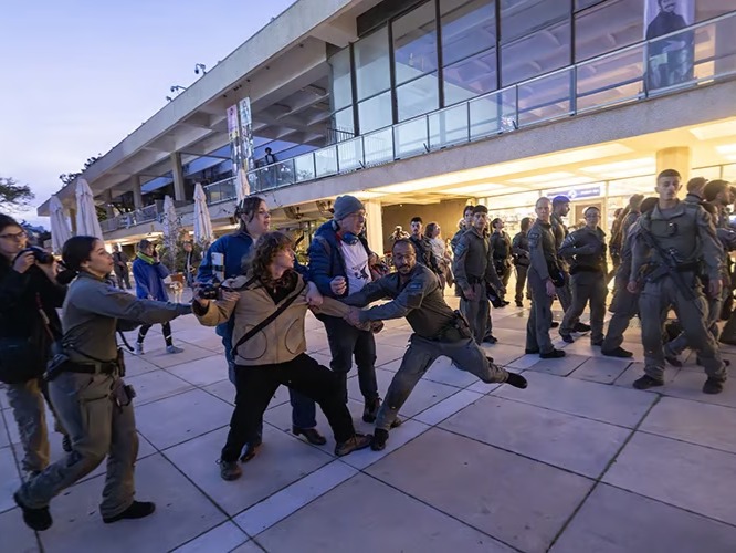 Tel Aviv'de savaş karşıtı protesto