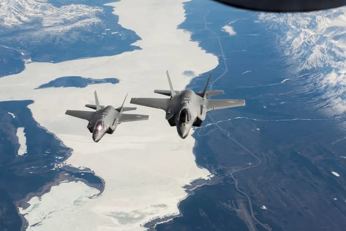 ABD Doğu Pasifik’te uyuşturucu şüphesiyle tekneyi vurdu