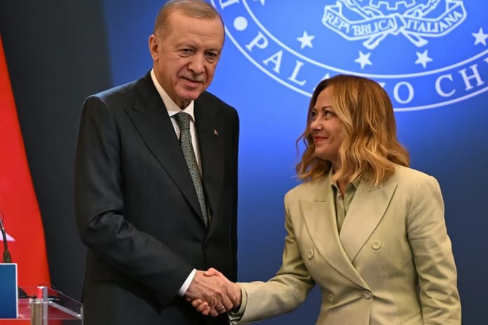 Miçotakis’ten AB’ye Türkiye uyarısı: Avrupa savunmasına kimi aldığınıza dikkat edin