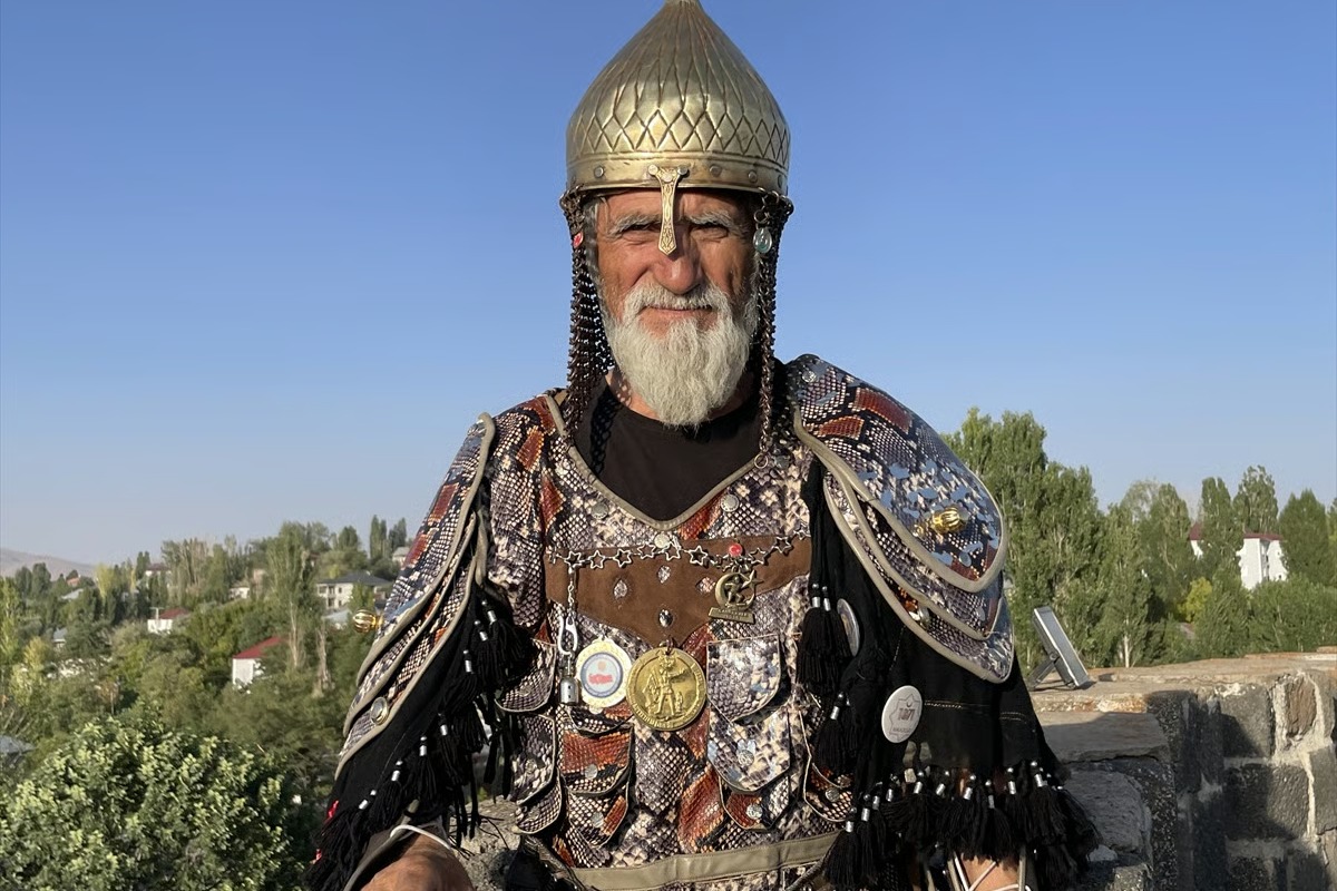 Hasan dede Alparslan kostümüyle Malazgirt'te