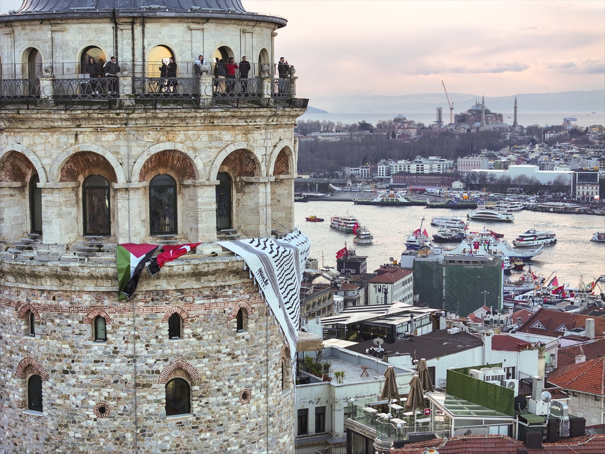 Galata Kulesi’nden tarihi kareler: İstanbul kırmızı-beyaza büründü