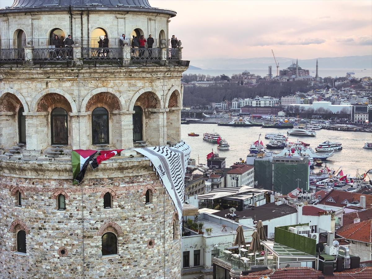 Galata Kulesi’nden tarihi kareler: İstanbul kırmızı-beyaza büründü