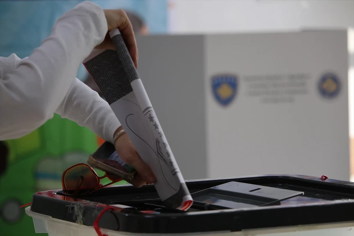 Kosova'da düzenlenen seçimlerde oy kullanma işlemi başladı
