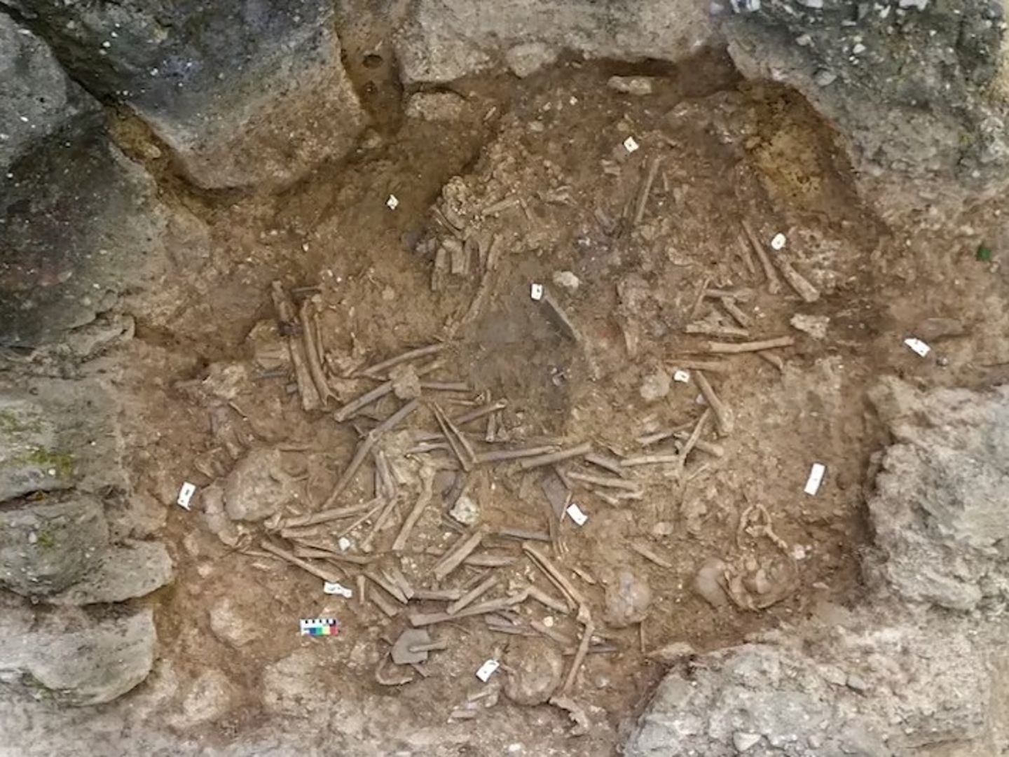 Laos’taki 1.200 yıllık dev küpte insan iskeletleri bulundu