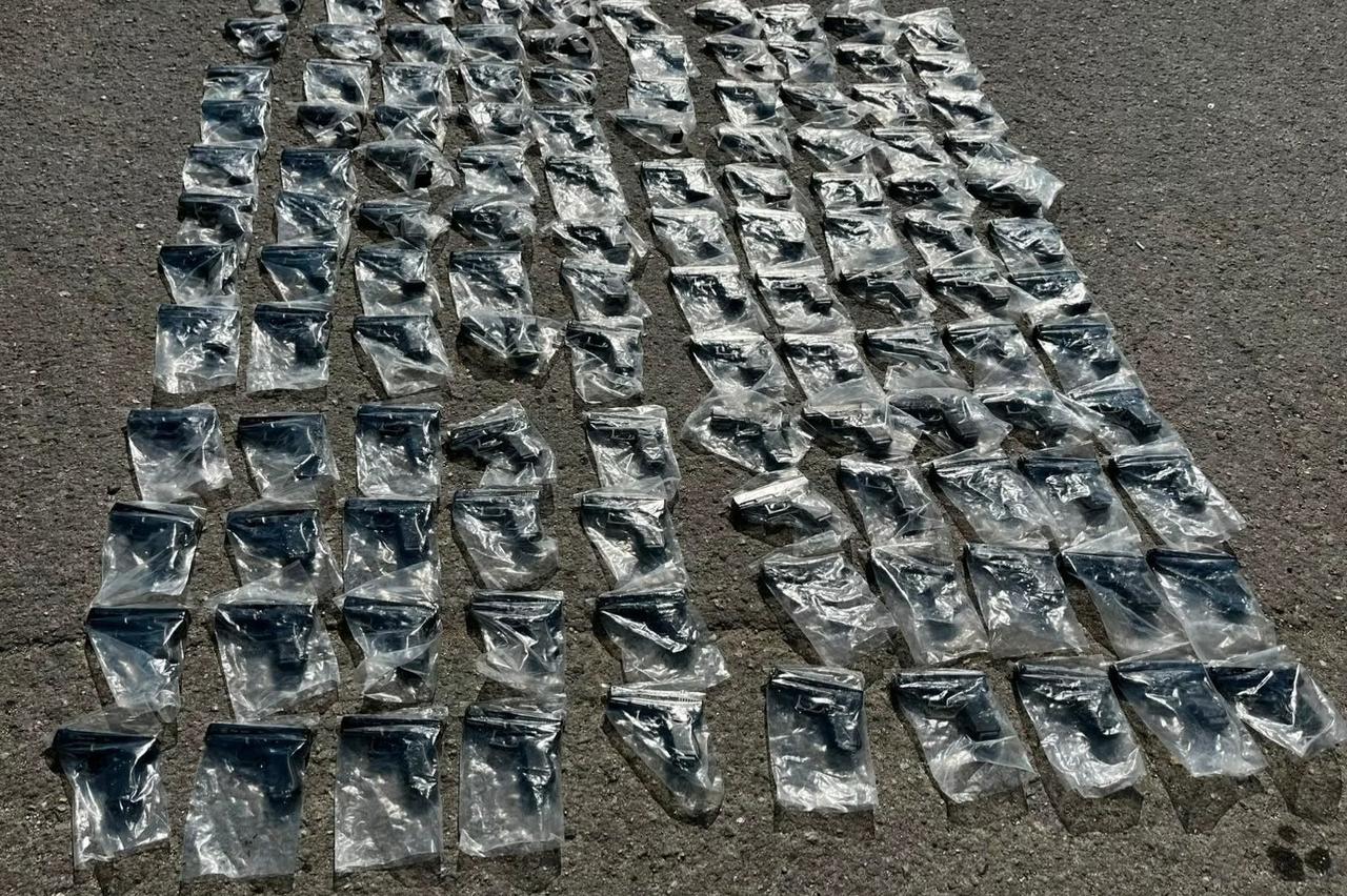 Tuzla'da yolcu otobüsündeki gizli bölmede 120 ruhsatsız silah ele geçirildi