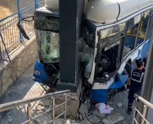 Belediye otobüsü kaza yaptı: Yaralılar var 