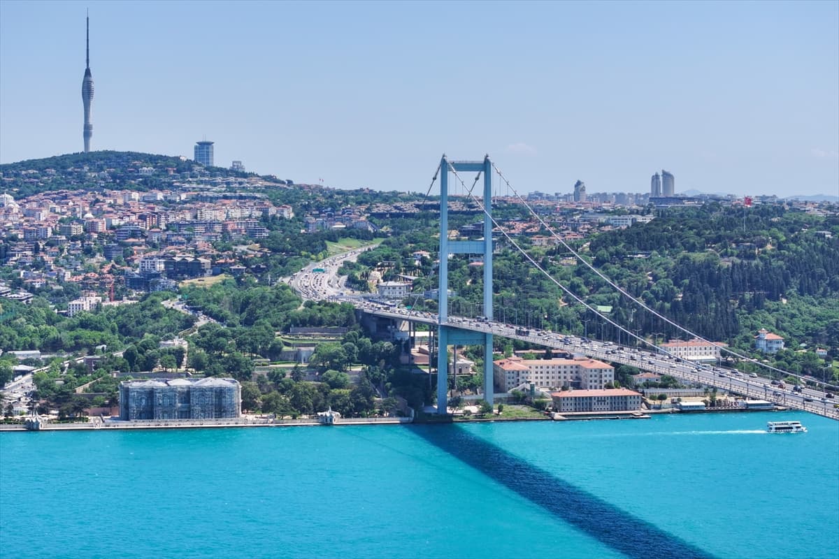 İstanbul Boğazı'nın turkuaz rengi büyüledi
