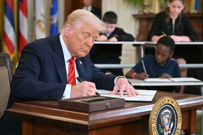 Trump'tan yapay zeka hamlesi: Çin'e karşı 3 kararname