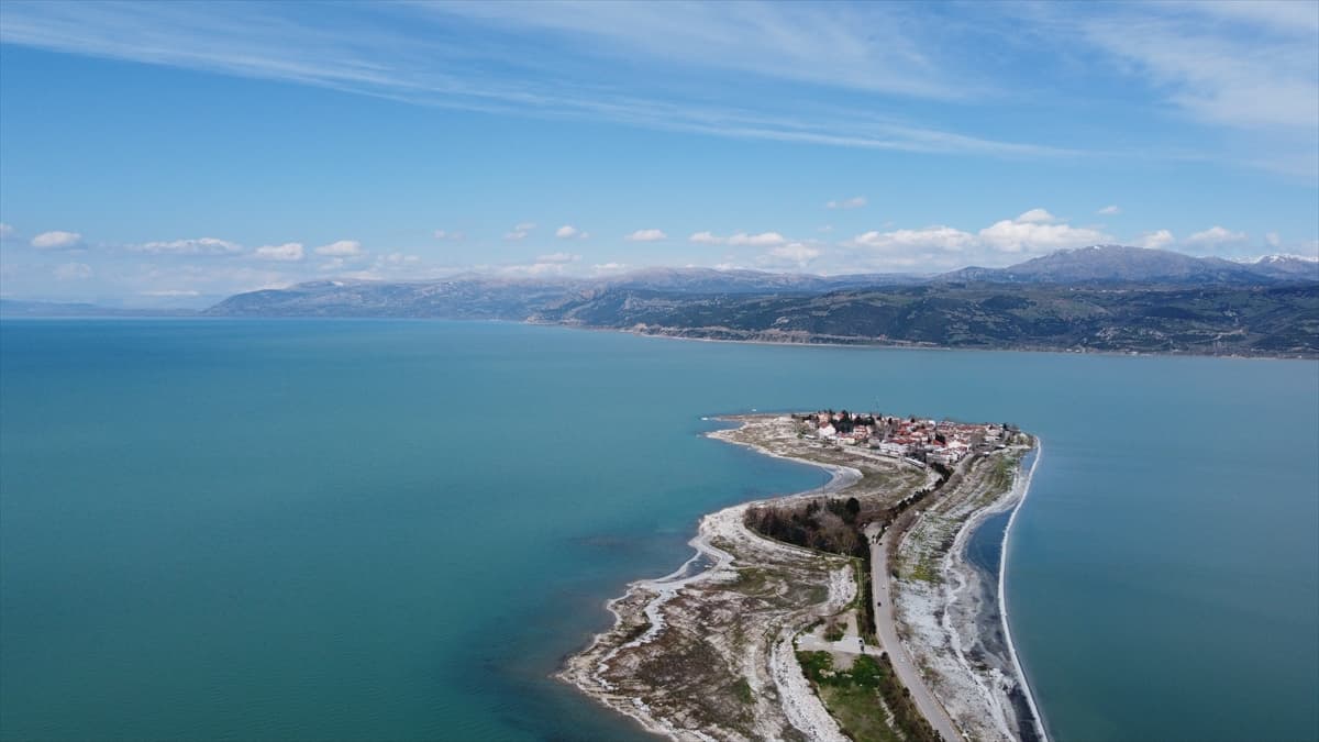 Eğirdir Gölü’nde mucizevi görüntü: Suyun içinden yol çıktı