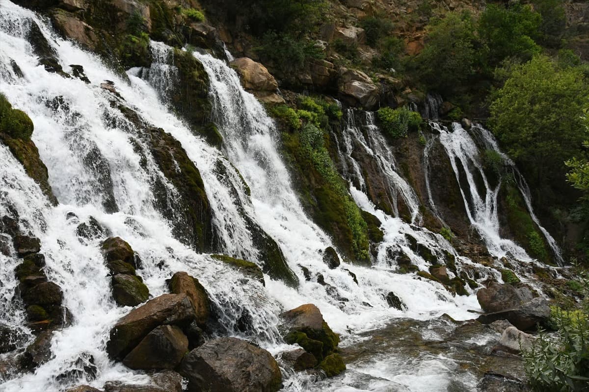 Doğu Karadeniz'in gizli cenneti "Tomara Şelalesi" 200 bin ziyaretçi bekliyor
