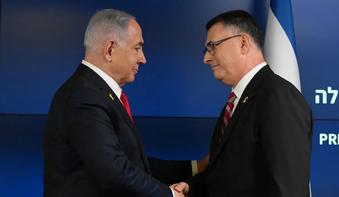 İsrail Başbakanı Netanyahu ile İsrail Dışişleri Bakanı Gideon Saar. 
