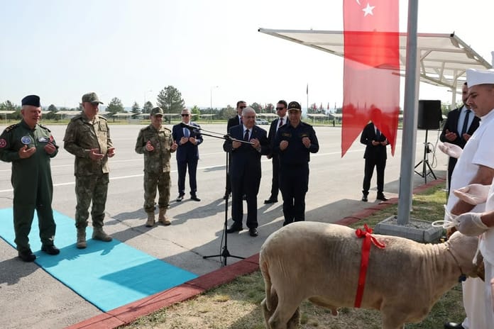 Cumhurbaşkanı Erdoğan: Kahraman ordumuzun bayramını kutluyorum