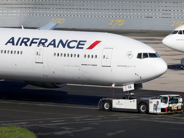 Fransa’da havalimanı grevi: Uçuşların yarısı iptal edildi