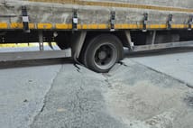 Asfaltın çökmesiyle malzeme yüklü kamyonet çukura düştü