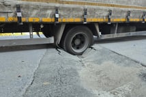 Asfaltın çökmesiyle malzeme yüklü kamyonet çukura düştü