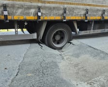 Asfaltın çökmesiyle malzeme yüklü kamyonet çukura düştü