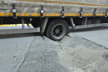 Asfaltın çökmesiyle malzeme yüklü kamyonet çukura düştü