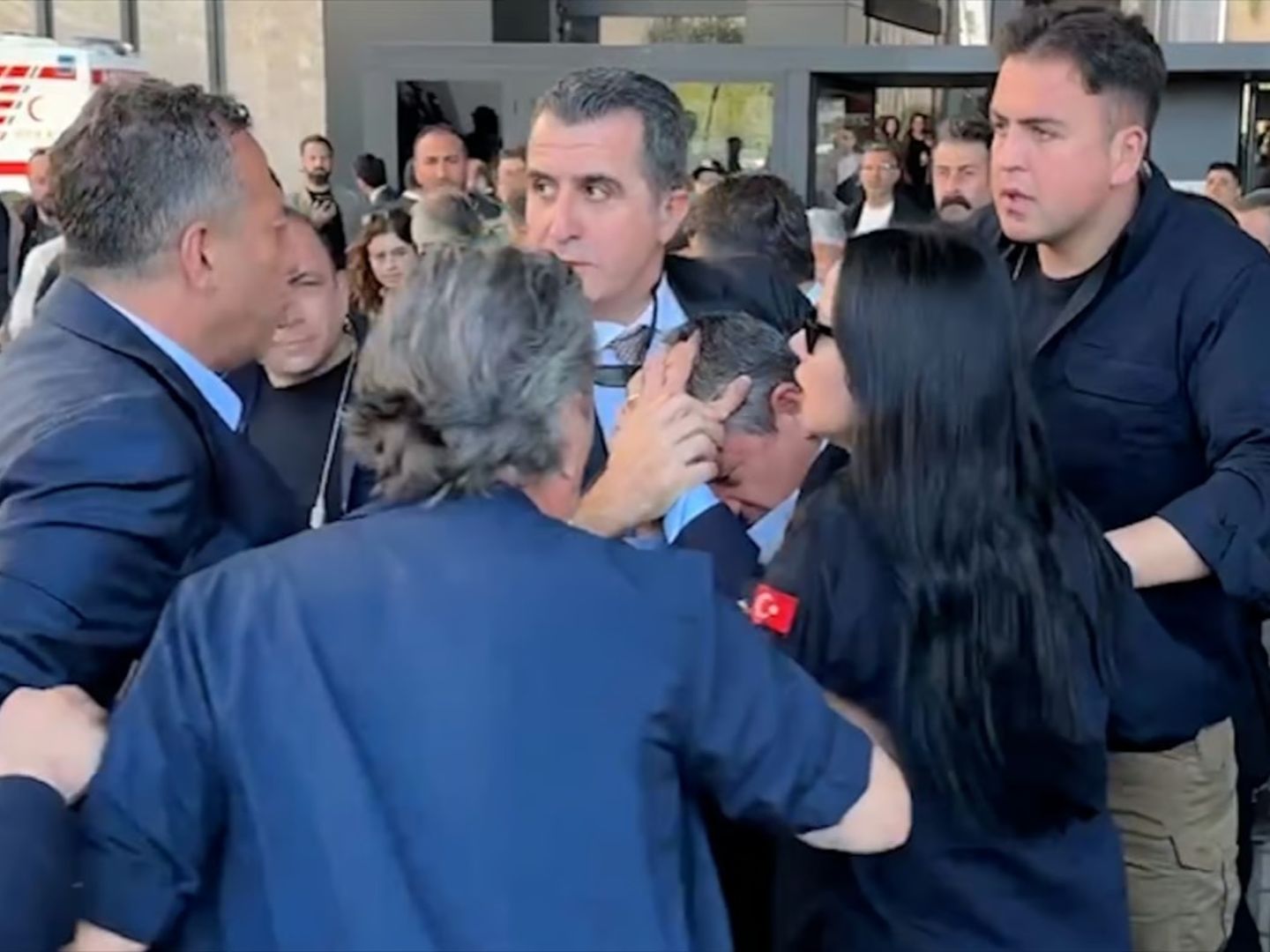 CHP Genel Başkanı Özgür Özel saldırıya uğradı