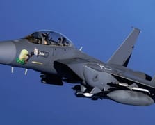 F-15E savaş uçağı lazer güdümlü roketlerle uçuyor