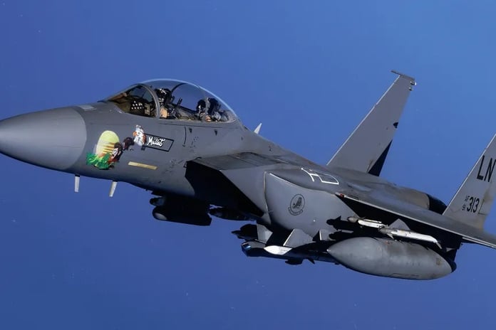 F-15E savaş uçağı lazer güdümlü roketlerle uçuyor