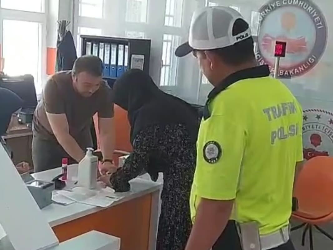 Polis seferber oldu sınava yetişti