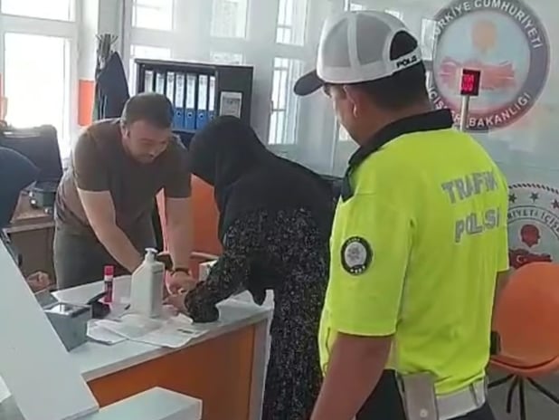 Kimliğini unutan öğrencinin imdadına polis yetişti