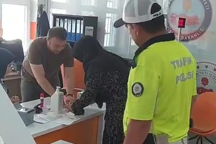 Kimliğini unutan öğrencinin imdadına polis yetişti