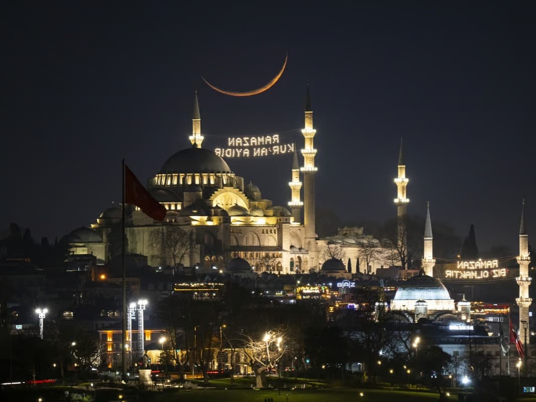 Ramazan hilali Süleymaniye Camii ile aynı karede