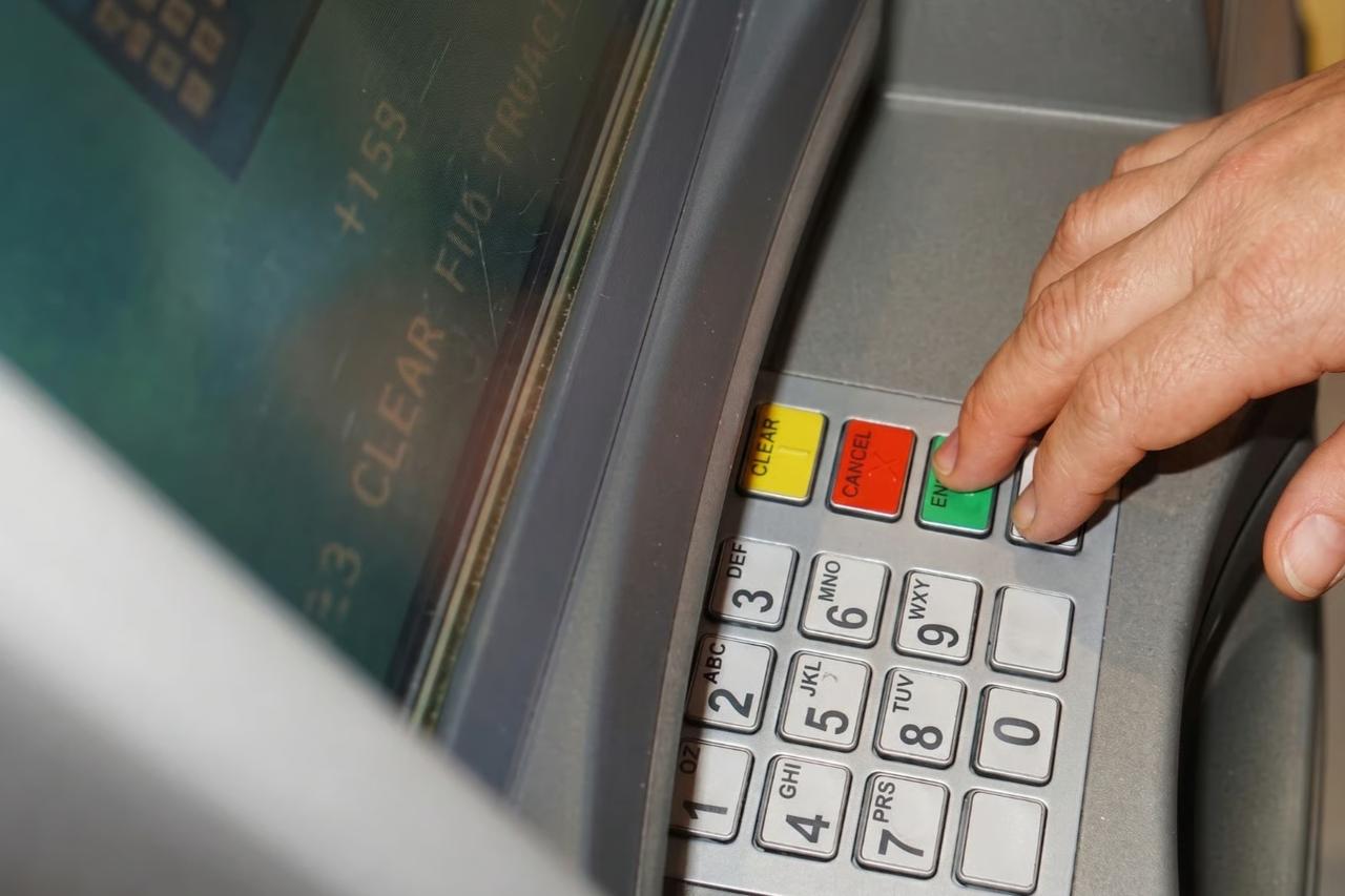 Makineler bile fark edemedi! ATM'lere sahte dolar yatıran şebeke çökertildi