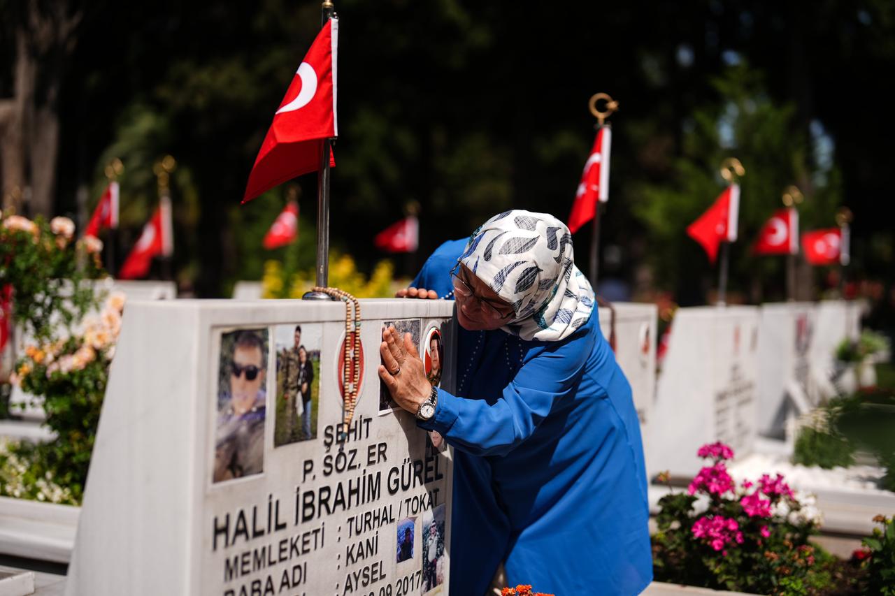 Bayramın birinci gününde şehit yakınları Edirnekapı Şehitliği'ne gitti