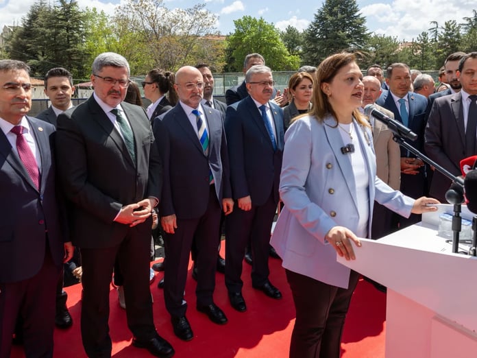 AK Parti'ye geçen Burcu Köksal'a memleketinde tam destek! İlk konuşması olay oldu