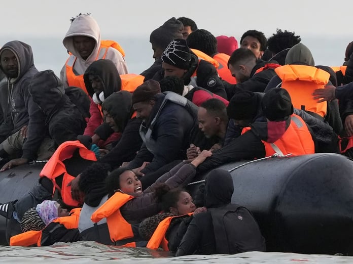 İngiltere yasadışı göçmen sayısında rekor kırdı