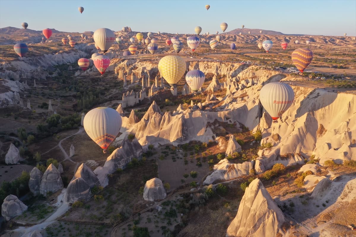 Kapadokya'daki sıcak hava balonları vadilere renk kattı