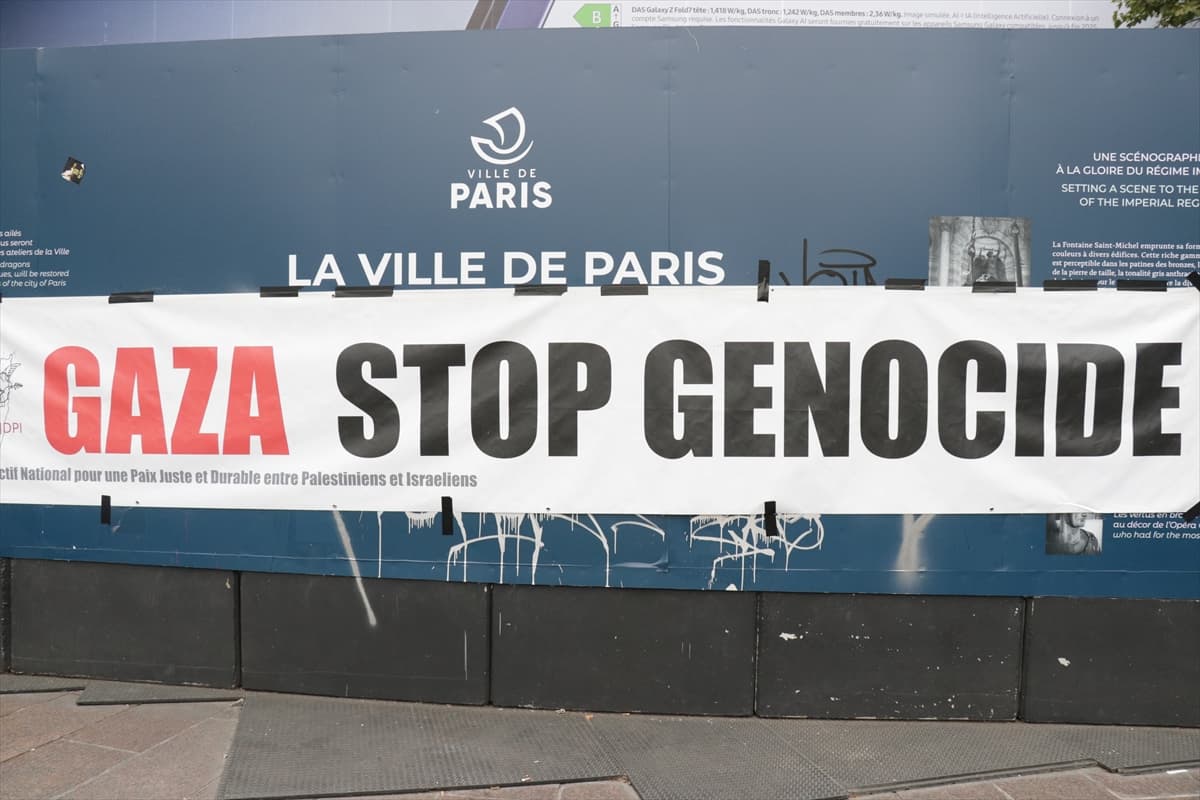 Paris'te vicdan sahibi aktivistler Gazze'deki açlığa isyan etti