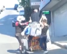 Yunus polisi yokuştan inemeyen kağıt toplayıcısının yardımına koştu