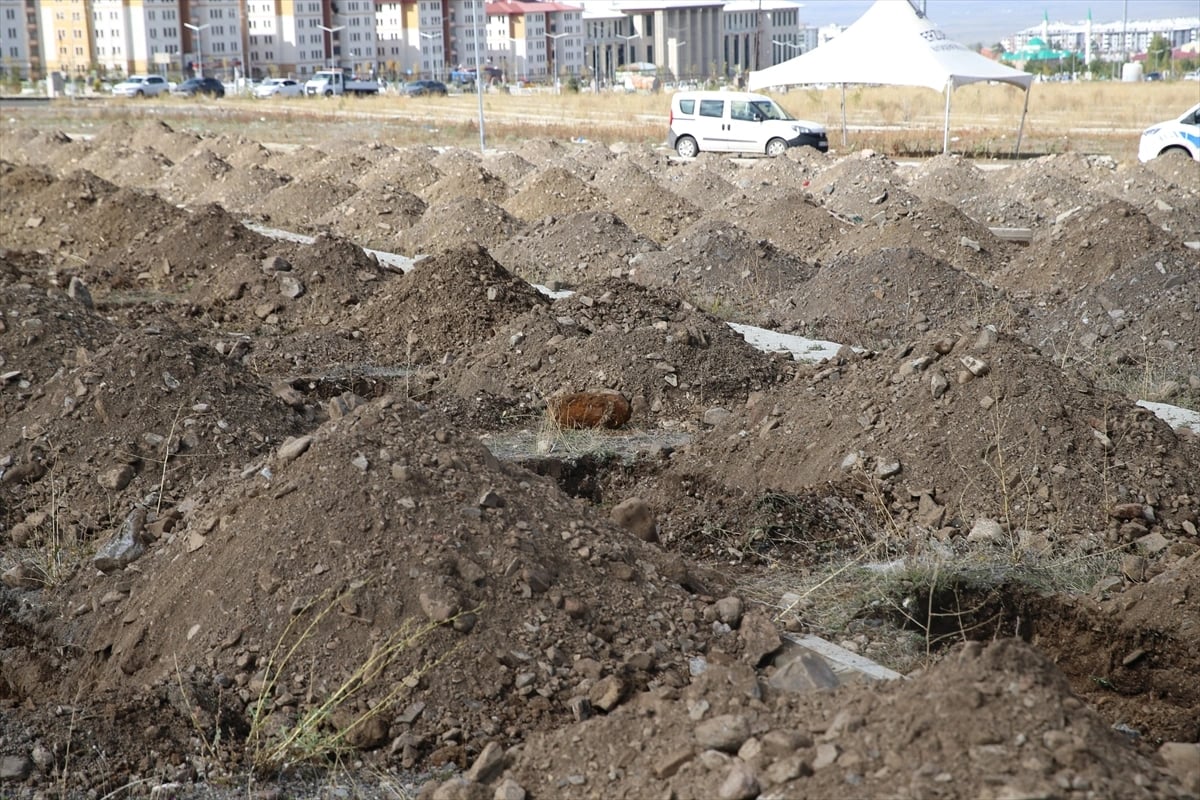 Erzurum'da mezar kazısında patlamamış top mermisine rastlandı