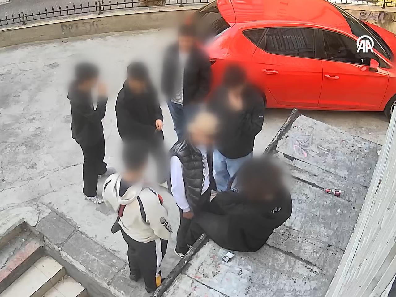 Bıçakla kolyeyi gasp etti ev hapsi cezası aldı